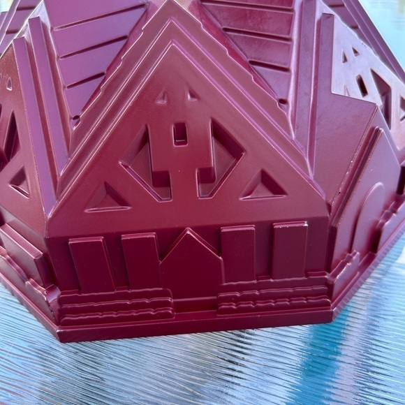 Bundt Cake Pan By Kitchen Aid Cast Aluminum Little Village Scene EUC - Picture 4 of 6